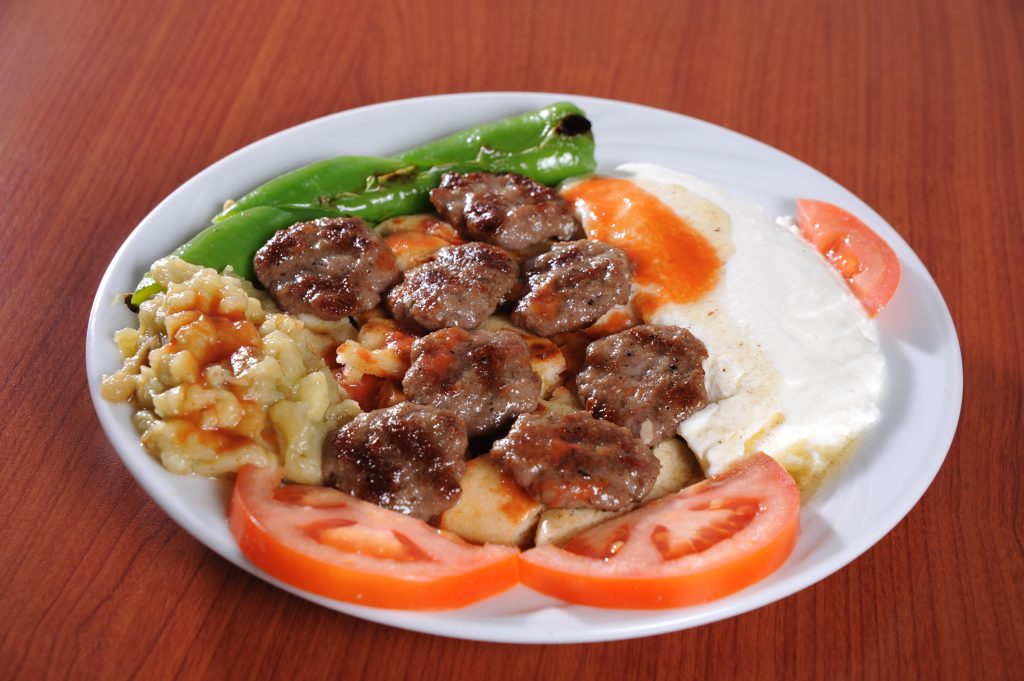 Yoğurtlu Pideli Köfte Tarfi