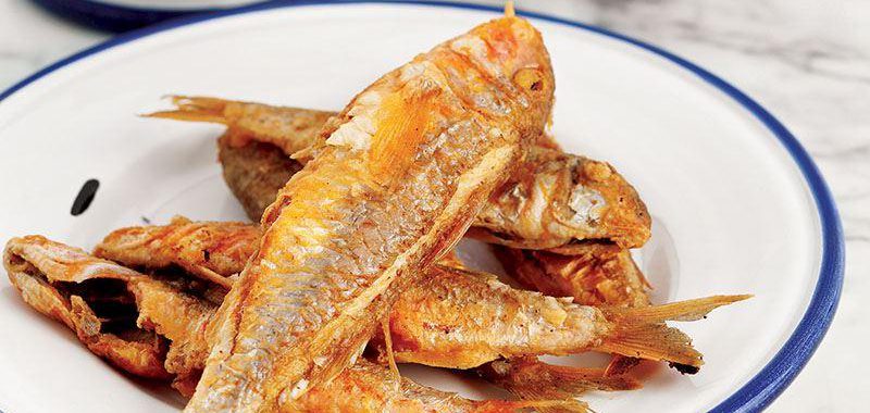 Barbun Kızartma (Renkli Salata Ile Birlikte)