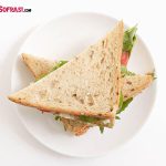 Hindi füme ve avokadolu sandviç
