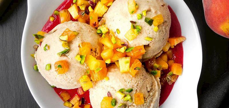 Hurmalı Vanilyalı Dondurma, Ilık Frambuaz Sosu Ve Şeftali Ile