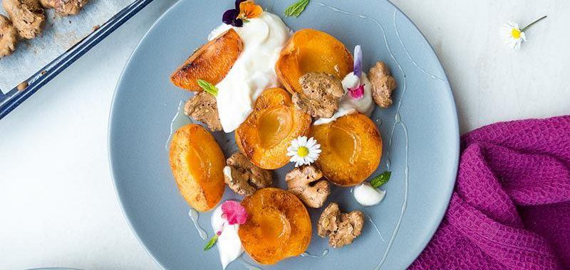 Ilık Kayısılar, Ballı Süzme Yoğurt Ile