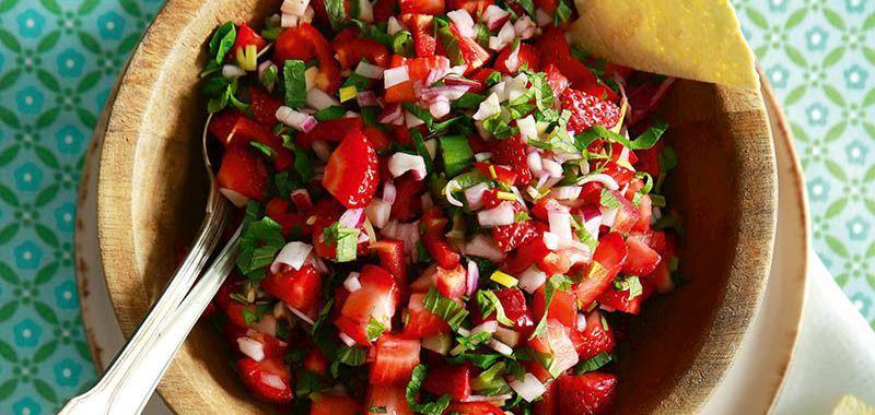 Taze Çilekli Salata