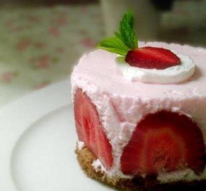 Çilekli Mini Pasta Tarifi