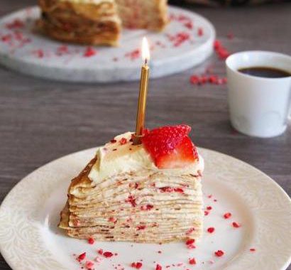 Çilekli Ve Kremalı Krep Pasta Tarifi